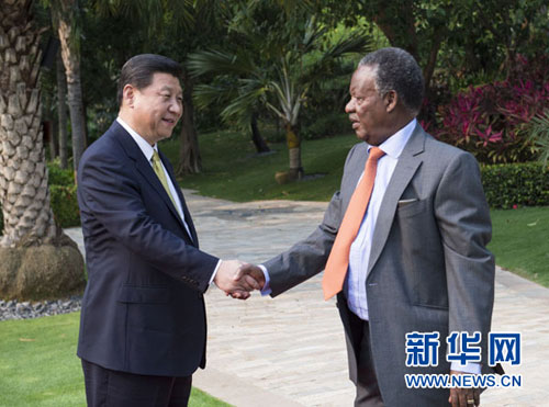 4月6日，中国国家主席习近平在海南省三亚市同赞比亚总统萨塔举行会谈。会谈前，习近平为萨塔访华举行欢迎仪式。 新华社记者王晔摄
