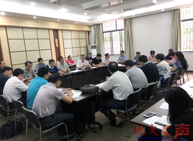 　　7月6日，学校召开防洪抗涝工作部署会。校领导傅安洲、万清祥，相关部门负责人参加。（刘国华摄）