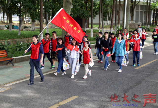 　　一、为提升书香校园建设力度，吸引更多大学生加入到阅读队伍中，“世界读书日”当日，图书馆开展了一场别开生面的“读书快闪”活动。