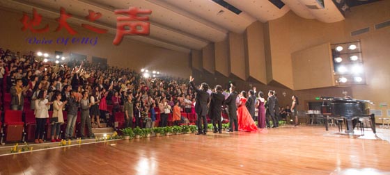 10月15日晚，著名华人歌唱家蔡大生携中国文华奖、金钟奖CCTV青年歌手大奖赛获奖者独唱音乐会在艺术与传媒学院音乐厅举行，表演了《为你歌唱》、《我爱五指山、我爱万泉河》、《我像雪花天上来》、《那就是我》等一系列精彩的曲目，为师生们奉献了一台精彩的视听盛宴。（郑潇平 何健辉 赵子豪摄）