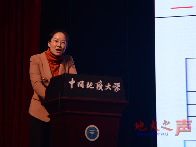 　　三、研究生院院办公室、招生办公室、培养处、专业学位办、学位办、研工部、国土资源学院、信息管理办公室等部门负责人就各自的工作和相关政策解读向参会人员作专题汇报，会议由研究生院常务副院长杜远生主持。（郑丽媛 周雨婧 阳敏摄）