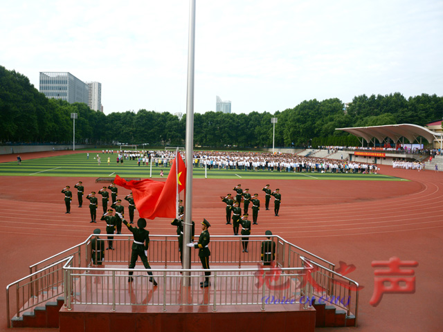 　　二、校党委书记郝翔主持升旗仪式。