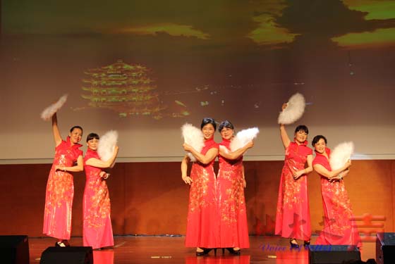 　5月16日，湖北省老年大学协会高校办学委员会文艺汇演举行，我校作为特邀单位献上了民族古典舞蹈《醉梅花》、时装表演《黄鹤楼》两个精彩节目。（于荣萍摄）