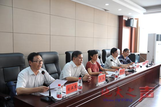 一、为进一步整合办学资源，凝练学科方向，学校决定由引进的“先进控制与智能自动化研究所”学术团队、机械与电子信息学院自动化专业、测控技术与仪器专业及信息技术教学实验中心等联合组建自动化学院。9月11日，自动化学院党政领导班子宣布到岗。组织部部长刘亚东宣读学校《关于组建自动化学院及干部职务任免的通知》，