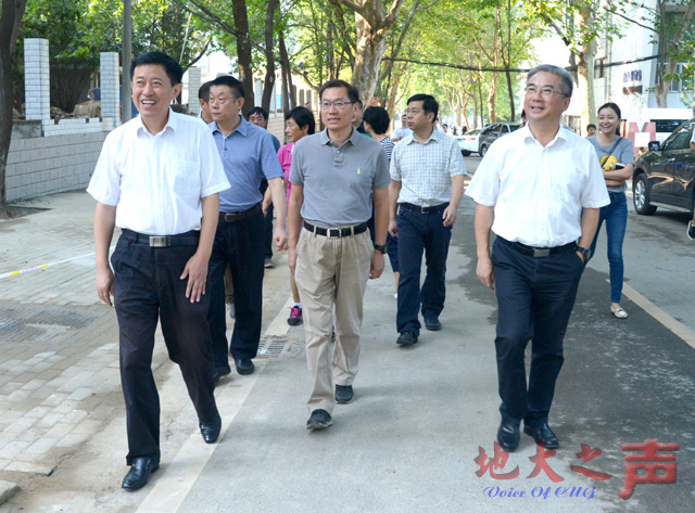 　　为确保新学期学校各项工作安全有序进行，9月2日，学校开展新学期校园检查。在校校领导，相关部门负责人对南望山庄西侧围墙、学生宿舍、图书馆、游泳馆、教学综合楼等维修改造及在建项目进行检查。（张玉贤 周曦摄）