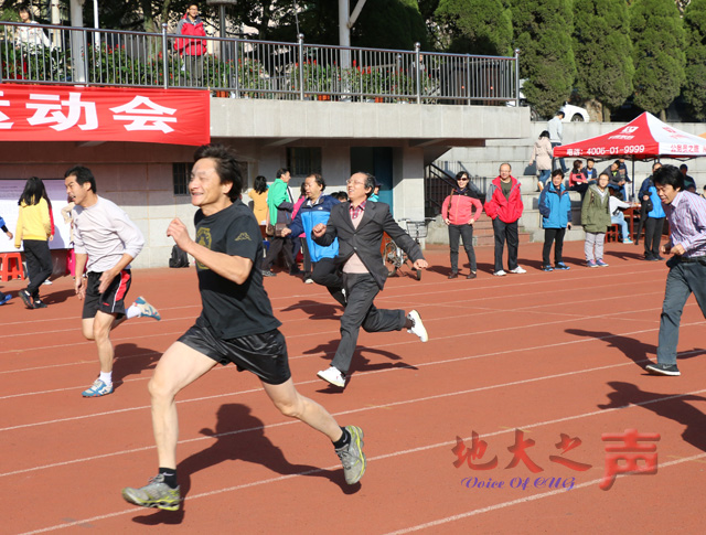 　　四、此次运动会设置了近50项田径和趣味比赛项目，经过激烈的角逐，决出了男女个人前八名和男女团体前八名。