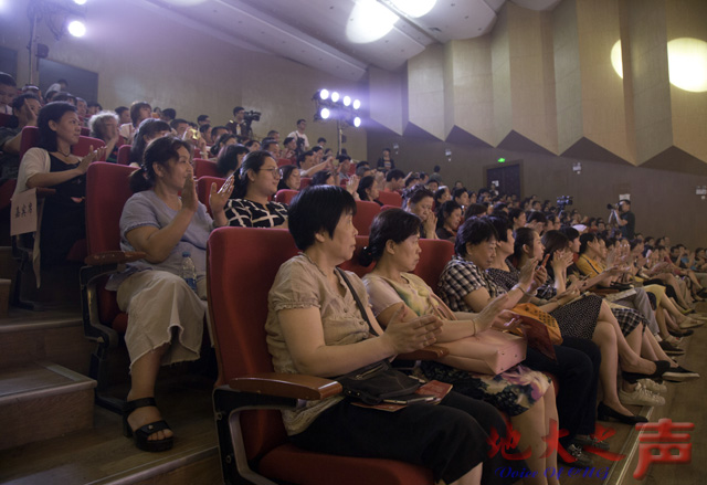 　　一、为庆祝香港回归20周年，6月8日，由我校、武汉音乐学院、湖北美术学院联合举办的“我爱你中国——庆祝香港回归祖国20周年三校联合艺术展演”在我校举行。展演采用美术展览、专题讲座及音乐会等多种形式，讴歌了“一国两制”成功实践的光辉成就。图为文艺演出现场。