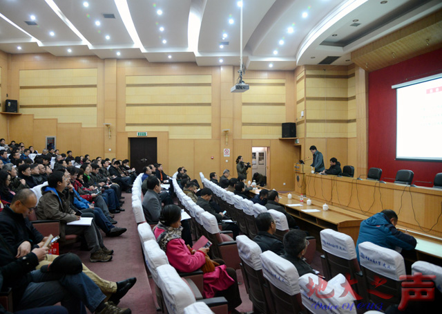 　　12月15日，2016年本科教育教学工作会议总结大会在迎宾楼报告厅召开。教务处、学工处、人事处等单位学习专家意见后，结合本单位实际工作，对本次审核评估中反映出的问题进行了梳理并提出整改措施。副校长赖旭龙主持会议。校长王焰新作总结讲话。在校校领导，校学术委员会主任委员、教学工作指导委员会委员、各二级单位主要负责人及相关教学管理人员等参会。（张玉贤摄）