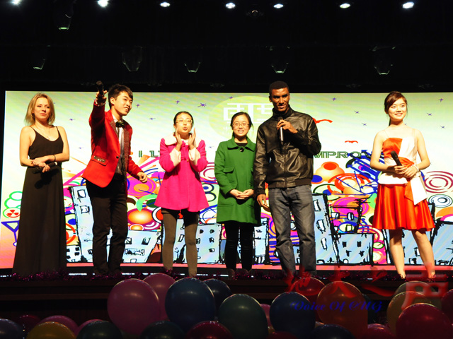 　　三、晚会表演了《我要飞》、《面朝大海，春暖花开》、《你不知道的事》、《我的多彩大学》、《非诚勿扰》等一系列精彩节目。（王瑞雪 王颖捷 高琪 周雨婧 张庭宁摄）