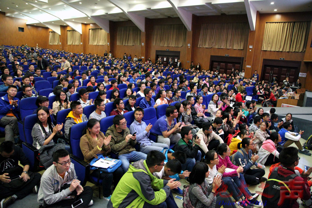 　　二、欧阳自远在弘毅堂为广大师生作题为《中国的探月梦》的学术报告，近两千名师生现场聆听。（张玉贤 张庭宁摄）