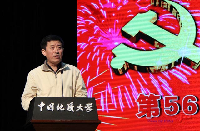 　　二、党校校长郝翔为新学员们做动员报告。 　