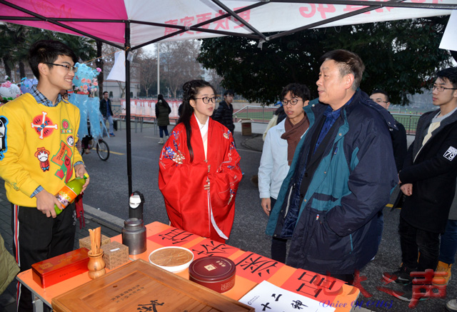 　　12月22日，首届“冬至灯会暨花灯设计制作大赛”在西区体育馆前举行。“莲出清涟”、“红梅傲立”、“灵鼠献宝”、“金鸡报福”等300余盏花灯如点点繁星装扮着夜晚的校园。子衿汉服社、品渊茶协、南望中医药协会等社团亮相灯会展，与师生共度传统节日。（张玉贤 杨阳摄）