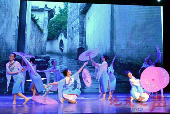 一、6月17日，我校2014届“再挥手 再回首”主题毕业晚会在弘毅堂举行，10余个精彩节目吸引了来自不同院系的近千名师生观看。
