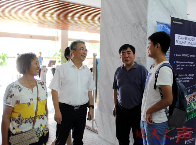 　　为确保新学期学校各项工作安全有序进行，9月2日，学校开展新学期校园检查。在校校领导，相关部门负责人对南望山庄西侧围墙、学生宿舍、图书馆、游泳馆、教学综合楼等维修改造及在建项目进行检查。（张玉贤 周曦摄）