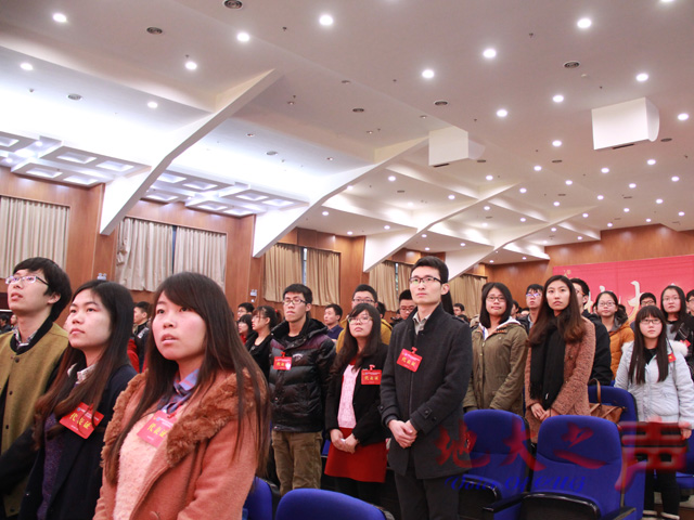 　　八、会议表决通过了第十六届学委会工作报告决议和《学生会章程（修订稿）》决议，听取提案工作报告。在嘹亮的《国际歌》合唱歌声中，大会闭幕。（周阳 张庭宁 郑丽媛 王一如摄）
