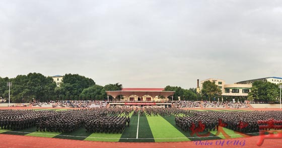 　一、9月30日上午，2014级本科生军训汇演暨开学典礼在西区田径场举行。