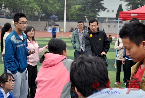 　4月13日，春意盎然，信息工程学院“激扬青春”运动会在西区田径场举行。本次比赛分为正式项目和趣味项目，丰富多彩的项目与游戏，使得比赛现场趣味十足。（王渊  刘芳男摄）