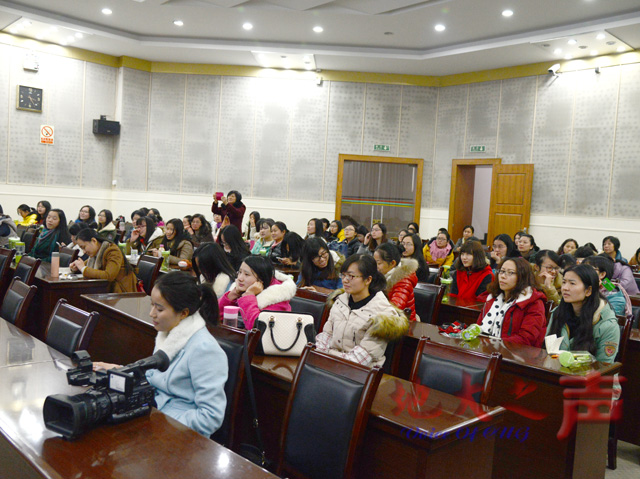 　　12月11日下午，“关爱女性健康大讲堂”在八角楼举行，学校邀请来自广州军区武汉总医院南湖妇产中心的张兰芳主任为教职工作女性健康讲座。（屠傲凌摄）
