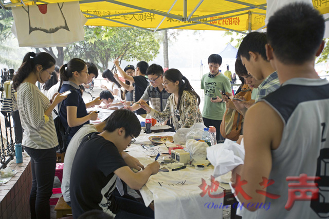 　　5月9日，“衫情画意”手绘衬衫文化节活动在北区隧道口和西区体育馆门前举行，颇具创意的手绘衬衫活吸引了同学们的参与。（赵子豪摄）