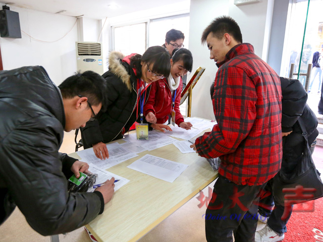 　　12月17日，2014年秋季中国扶贫基金会金利来服装捐赠活动在学工处师生交流厅举行。此次金利来为我校家庭经济困难的大学生捐助男士T恤300件，帮助大学生用于活动、求职等着装，受赠学生均为我校大二、三、四男生，学工处奖助中心将在12月19日前将衣服发放给受助同学。（赵子豪 毕梦茜摄）