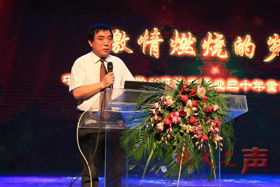 五、副校长赖旭龙主持会议。