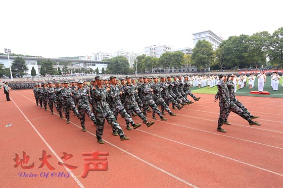 　四、参训新生组成方阵依次经过阅兵台接受检阅。