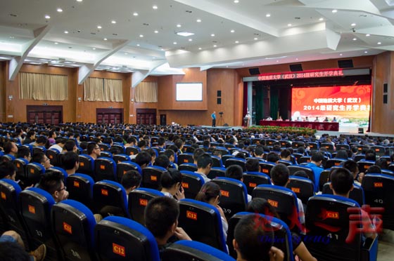 9月16日，2014级研究生开学典礼暨研究生新生入学教育举行，在校校领导、院士，相关职能部门负责人，各学院（课部）党政主要负责人、分管研究生工作副院长、党委副书记、研究生辅导员、研究生秘书，全体2014级研究生参加开学典礼。（周阳摄）