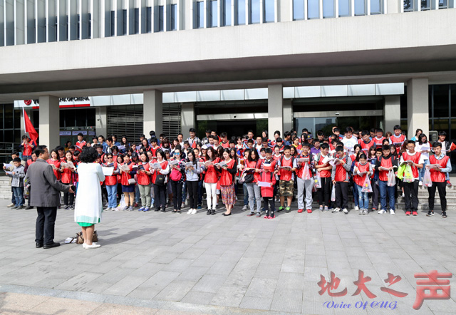 　　一、为提升书香校园建设力度，吸引更多大学生加入到阅读队伍中，“世界读书日”当日，图书馆开展了一场别开生面的“读书快闪”活动。