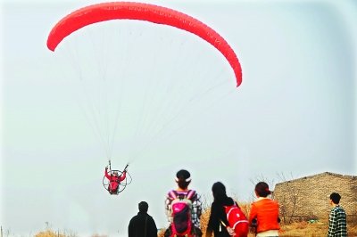 中国地质大学首开滑翔伞课 10秒可飞翔50米