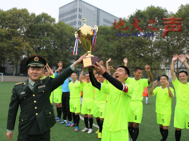 　　11月9日，我校与武汉大学国防生军政技能大比武在学校攀岩馆拉开序幕。湖北省军区主任李庆云上校、驻校干事郭理想，地大国防生管理办公室负责人等参加活动，武大、地大数百名国防生进行了羽毛球和足球比赛，并观看攀岩表演。此次国防生军政技能大比武还将进行指挥班级队列、队列教学法、手榴弹投掷、拔河、篮球等30余个项目的比赛，赛期为时一个月。（程远 周阳摄）