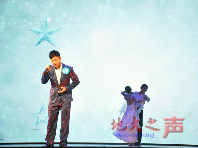 　　11月26日晚，2014年度研究生十佳歌手大赛总决赛在弘毅堂举行，15名参赛选手经过三轮比赛决出比赛前三名。来自体育课部的梁圣霖获得冠军，外国语学院的丁为耀获得亚军，地球科学学院的王昱获季军。（王颖捷 何健辉 李艳摄）