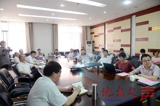6月11日，校党委中心组在迎宾楼三号会议室组织理论学习。集中学习了《党政领导干部选拔任用工作条例》、《高等学校领导班子及领导干部深入解决“四风”突出问题有关规定》、《教育部关于部属高校、直属单位贯彻执行八项规定精神情况专项检查结果的通报》等文件。党委中心组成员及列席人员，教育部巡视组组长、重庆大学原党委书记祝家麟，副组长、教育部巡视办副主任牛燕冰参加学习。校党委书记郝翔主持党委中心组理论学习。（张玉贤摄）
