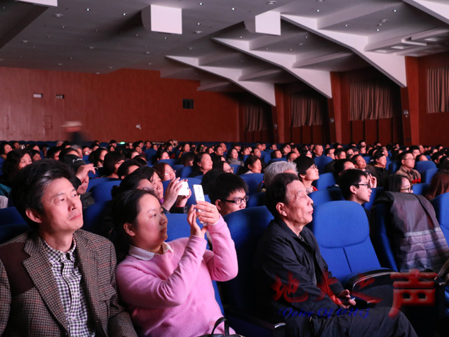 　　11月20日，第十五届大学生文化艺术节系列活动之高雅艺术进校园评剧专场演出在弘毅堂举行，中国评剧院为师生带来了经典剧目《花为媒》的表演。（程远 谢申傲摄）