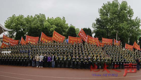 4月20日，华中科技大学等武汉15所高校的国旗仪仗队齐聚我校操场，为庆祝我校国旗班成立20周年进行会操表演，这也是武汉地区高校国旗仪仗队首次大规模演出。（校报记者团摄）