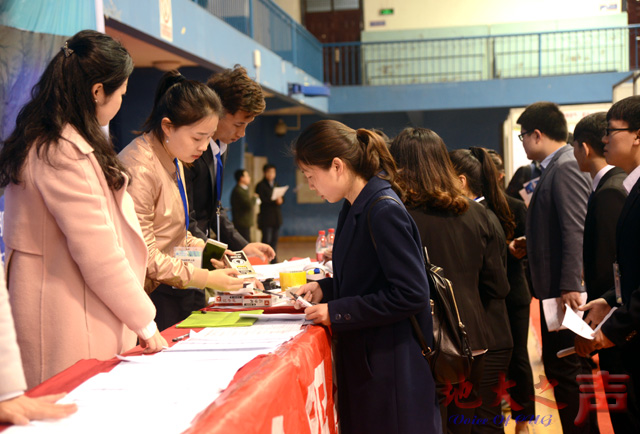 　　3月11日，我校2017年毕业生春季双选会在西区体育馆举行，本次活动由湖北省高等学校毕业生就业指导服务中心、我校学生工作处（部）、研究生工作部联合主办。164家用人单位提供近7000个岗位，吸引校内外1600余人参与。（张玉贤摄）