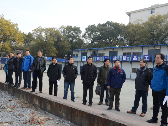 　　1月19日，副校长万清祥，校园规划建设委员会委员、新校区建设指挥部、三期办及相关职能部门负责人，对学校在建工程及新校区建设工作进行检查。（康唯 屠傲凌摄）