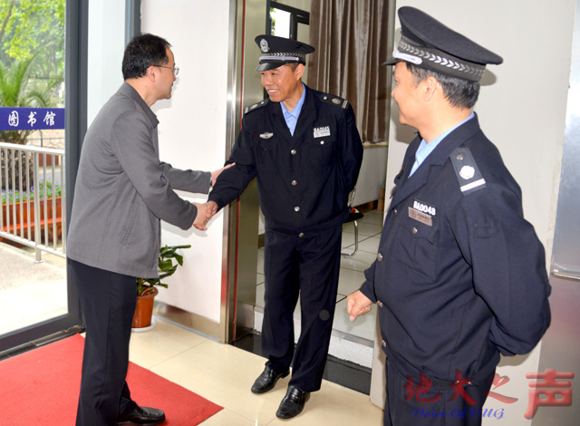 　　5月1日，校党委书记何光彩、副校长万清祥一行慰问节日期间坚守岗位的后勤一线员工，给他们送去节日祝福。何光彩、万清祥一行走访了研究生公寓2号楼、东区水电一站式大厅、图书馆、迎宾楼等后勤保障服务工作点，看望了正在坚守岗位的员工，对大家的辛勤劳动表示感谢。学校办公室、后勤保障处、校工会负责人参加走访慰问。（张玉贤摄）