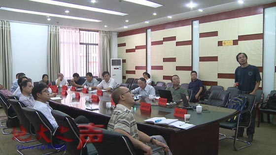 9月26日，中国地质调查局党组成员、副局长李金发一行来校调研，中科院院士殷鸿福、副校长郝芳，相关学院、科研平台及职能部门负责人参加座谈会。生环国家重点实验室谢树成教授作了《关键带监测试点研究——以鄂西水源区为例》的专题汇报。（王俊芳摄）
