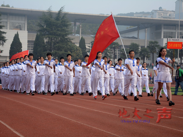 　　三、教职工、学生代表队踏着矫健的步伐依次走过主席台。