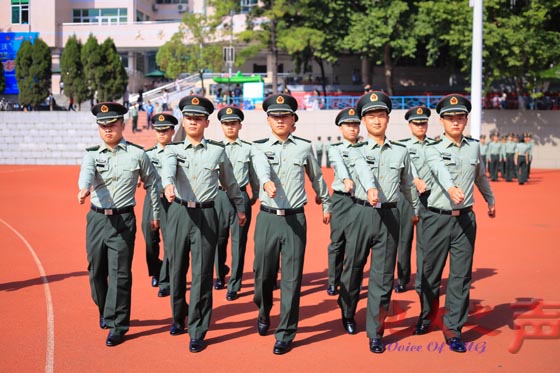 2014级新生已于9月16日上午正式开始为期15天军训生活，带训教官由来自海军工程大学的50余名学员组成，军训期间教官将向新生们传授军人基本队列动作、内务条令。（刘宏宇 董一雯 郑丽媛 王瑞雪摄）