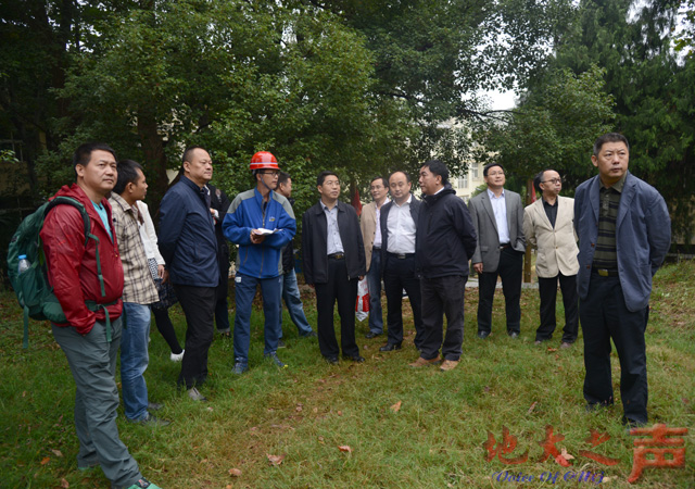 　　一、10月12日，教育部财务司副司长赵建军一行来校，就学校水灾及灾后重建、改善办学条件专项实施、科研经费改革、财政资金预算执行等情况进行调研。图为实地考察。