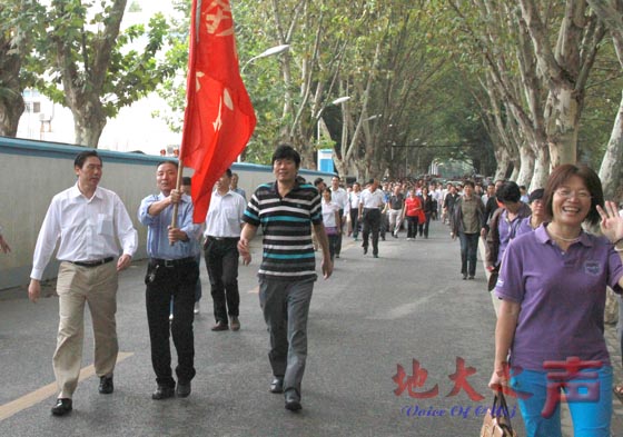9月29日下午，为迎接中国传统节日--重阳节的到来，300余名教职工参加了由校工会组织的教职工登高活动。（郑祺摄）