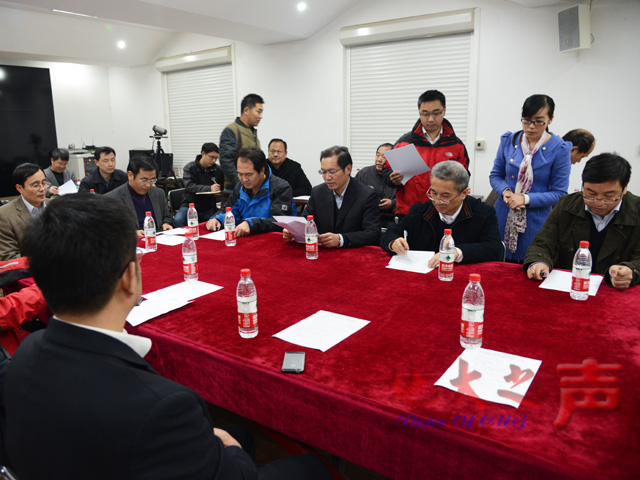 　　三、召开现场办公会听取项目实施进展情况及项目监理情况的汇报。（屠傲凌 周曦摄）