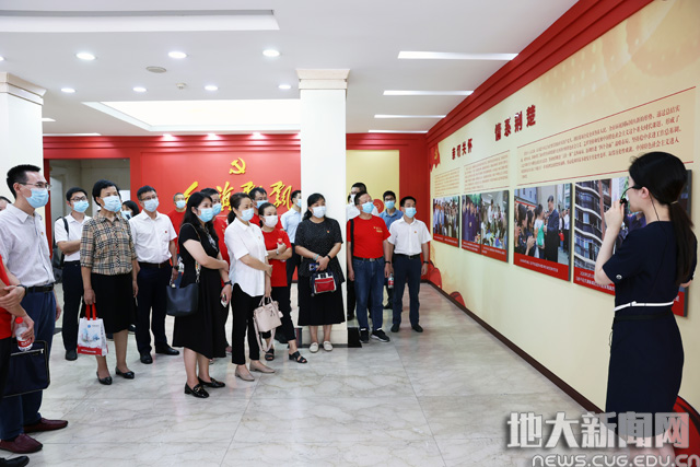 我校组织党员参观“红旗飘飘——庆祝中国共产党百年华诞湖北红色档案文献展”