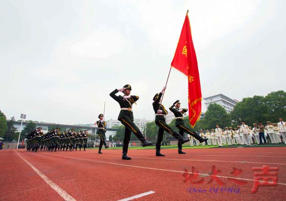 4月20日，华中科技大学等武汉15所高校的国旗仪仗队齐聚我校操场，为庆祝我校国旗班成立20周年进行会操表演，这也是武汉地区高校国旗仪仗队首次大规模演出。（校报记者团摄）