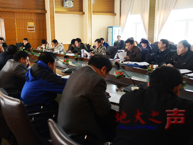 　　11月17日，十八届四中全会精神学习交流会在惠宾楼四层会议室举行，校党委书记郝翔、党委副书记成金华，相关职能部门及院系负责人、专家学者等参加会议。（屠傲凌摄）