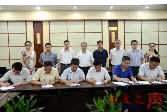 6月3日，我校和张家港富瑞特种装备股份有限公司签约液态常压储氢技术产业化项目。校长王焰新、副校长王华，富瑞特装董事长邬品芳、副总经理蒙卫华，我校“千人计划”学者程寒松技术团队，武汉中地大资产经营有限公司总经理鲁元、资环工研院院长郝义国等参加签约仪式。
