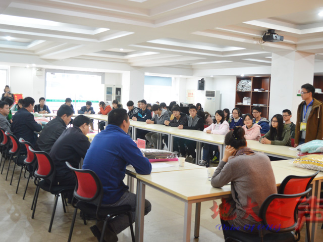 　　11月19日下午，我校2014年家庭经济困难学生棉衣补贴发放座谈会在师生交流厅举行。校党委副书记傅安洲教授，相关职能部门负责人，以及各学院辅导员代表和学生代表参与了座谈，共有900余名新生获得寒衣补助。（李佳驰 周雨婧 杜东兴摄 张晶文）