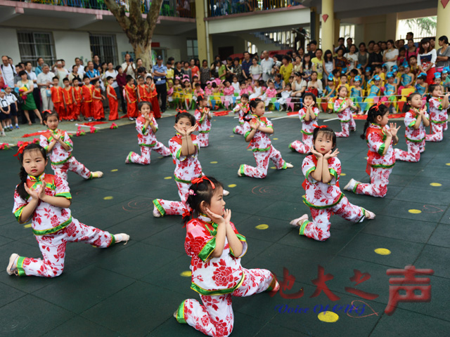 　　6月1日，“欢乐童年 放飞梦想”附属学校幼儿园庆“六一”活动举行。活泼可爱的小朋友们童真的表演博得观众阵阵掌声，营造了快乐的节日氛围。（屠傲凌摄）