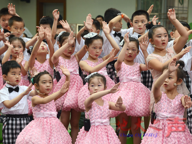 　　6月1日，“欢乐童年 放飞梦想”附属学校幼儿园庆“六一”活动举行。活泼可爱的小朋友们童真的表演博得观众阵阵掌声，营造了快乐的节日氛围。（屠傲凌摄）